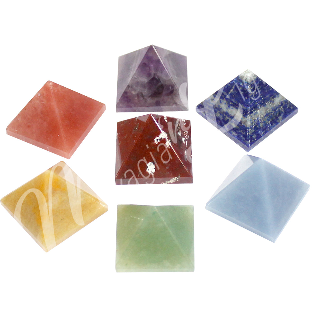 Seven four-sided pyramids represente the 7 chakras.