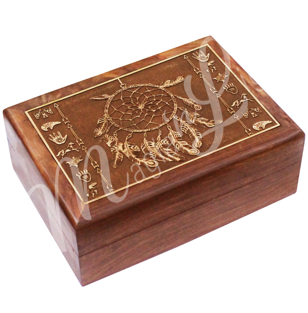 A box made of acacia wood. The lid features a laser-engraved dreamcatcher with symbols on both sides.