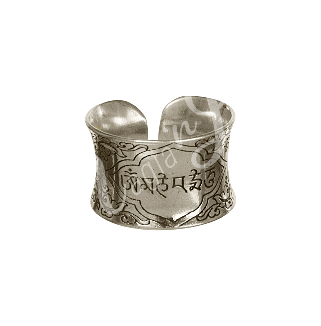 Anillo Ajustable de Metal Blanco con Om Mani Padme Hum