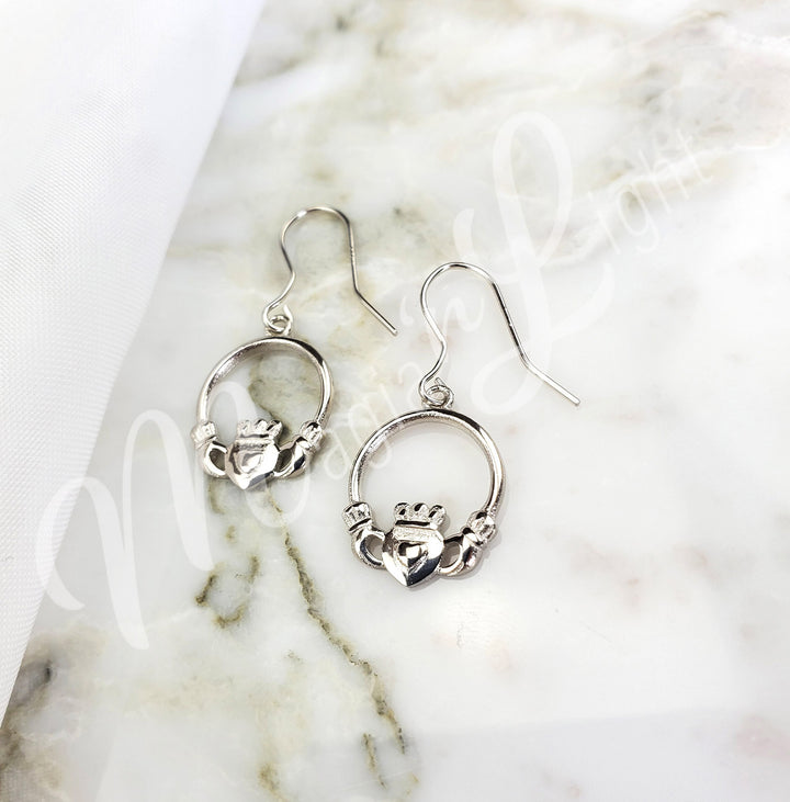 Pendientes de plata de ley Claddagh de 0,5″ de diámetro.